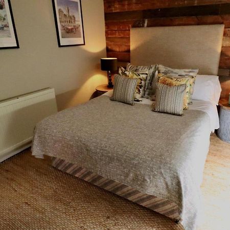 The Cholmondeley Arms Hotell Wrenbury Exteriör bild