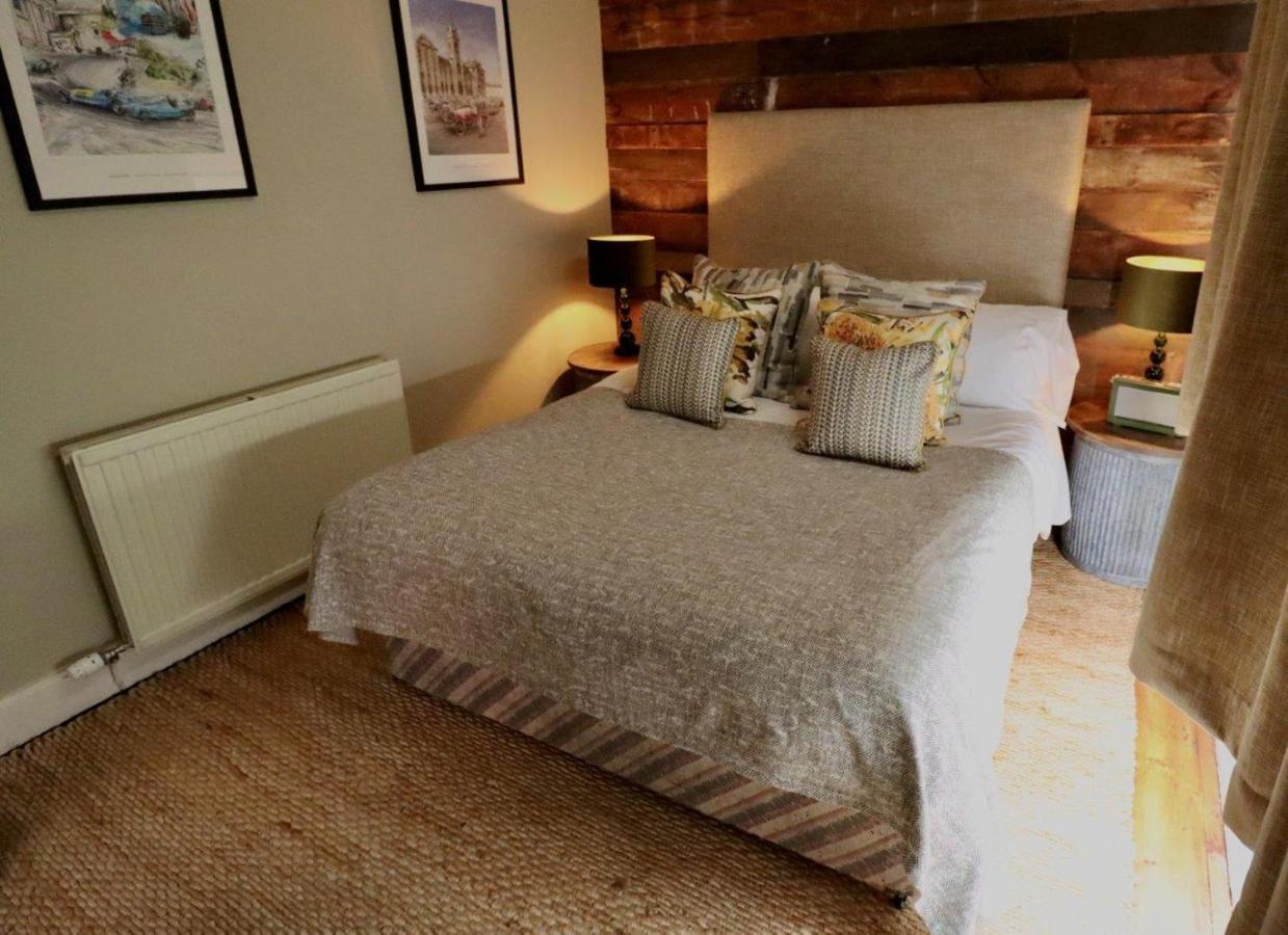 The Cholmondeley Arms Hotell Wrenbury Exteriör bild